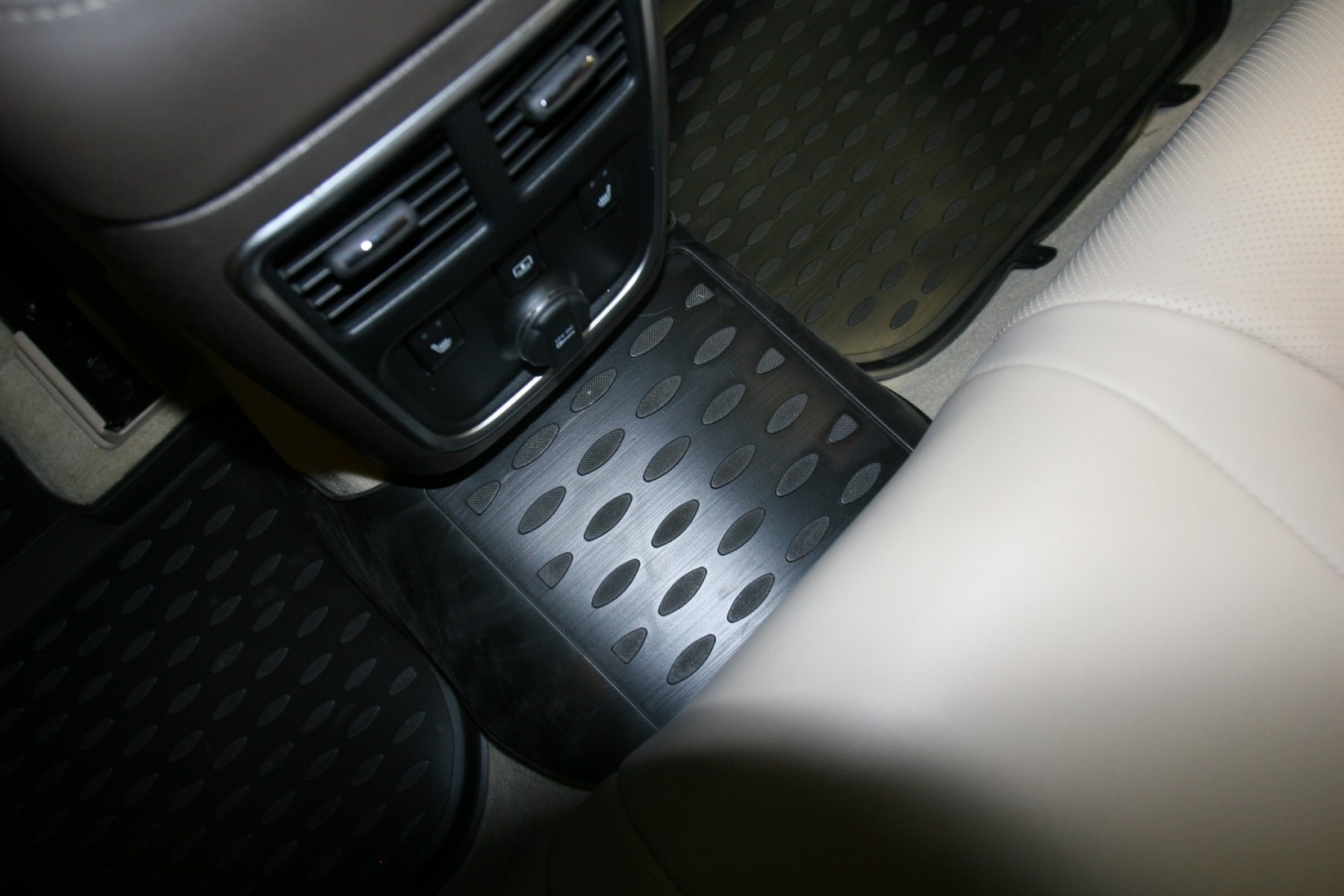 Kaiser Chrysler 300C 3D Havuzlu Paspas 2011- sonrası